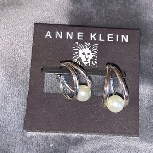 Stunning Anne Klein pearl earrings